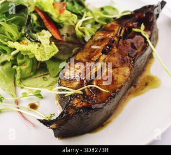 Nourriture, saumon frit à la poêle dans la sauce teriyaki sur l'assiette Banque D'Images