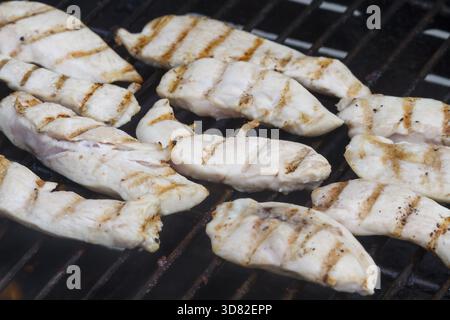 Poulet sur un gril de barbecue close up Banque D'Images