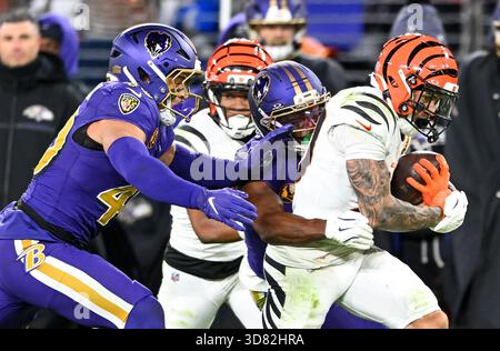 Baltimore, États-Unis. 28 novembre 2025. Le Halfback Chase Brown (30) des Cincinnati Bengals court pour une première descente devant le linebacker Teddye Buchanan (40) des Baltimore Ravens et le cornerback Chidobe Awuzie (3) avec le blocage du receveur Mitchell Tinsley (C) au cours du quatrième quart-temps au M&T Bank Stadium de Baltimore, Maryland, jeudi 27 2025 novembre. Cincinnati a gagné 32-14. Photo de David Tulis/UPI crédit : UPI/Alamy Live News Banque D'Images
