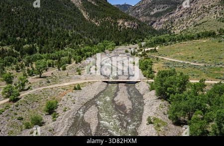 Pont au-dessus d'un ruisseau de montagne dans la nature sauvage du nord du Wyoming près de Cody. Banque D'Images