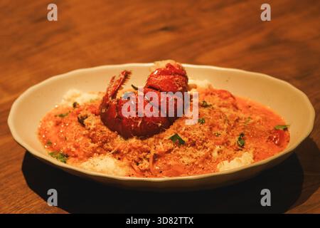 Risotto de fruits de mer décadent avec queue de homard et sauce rosée riche Banque D'Images