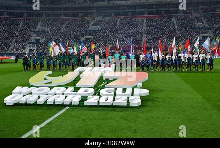 Doha, Qatar. 27 novembre 2025. Les joueurs et arbitres s’alignent avant le match final entre le Portugal et l’Autriche lors de la Coupe du monde U17 de la FIFA, Qatar 2025 à Doha, Qatar, 27 novembre 2025. Le Portugal a gagné 1-0. Crédit : Nikku/Xinhua/Alamy Live News Banque D'Images