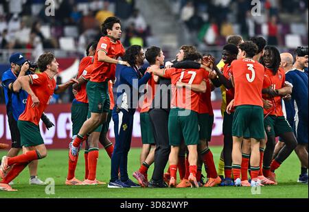 Doha, Qatar. 27 novembre 2025. Les joueurs du Portugal célèbrent après avoir remporté le match final entre le Portugal et l'Autriche à la Coupe du monde U17 de la FIFA Qatar 2025 à Doha, Qatar, 27 novembre 2025. Le Portugal a gagné 1-0. Crédit : Nikku/Xinhua/Alamy Live News Banque D'Images