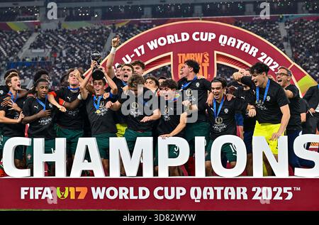 Doha, Qatar. 27 novembre 2025. Les joueurs du Portugal célèbrent avec le trophée après avoir remporté le match final entre le Portugal et l'Autriche à la Coupe du monde U17 de la FIFA Qatar 2025 à Doha, Qatar, 27 novembre 2025. Le Portugal a gagné 1-0. Crédit : Nikku/Xinhua/Alamy Live News Banque D'Images