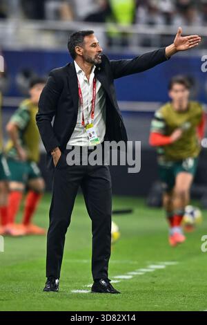 Doha, Qatar. 27 novembre 2025. Bino, entraîneur-chef du Portugal, réagit lors du match final entre le Portugal et l'Autriche lors de la Coupe du monde U17 de la FIFA, Qatar 2025 à Doha, Qatar, 27 novembre 2025. Le Portugal a gagné 1-0. Crédit : Nikku/Xinhua/Alamy Live News Banque D'Images