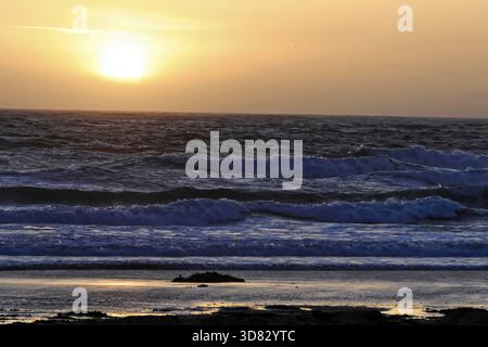 Vue d'une plage au coucher du soleil avec des vagues frappant la côte, plage près de Morro Bay, Océan Pacifique, Californie, États-Unis, USA, Amérique du Nord Californie Banque D'Images