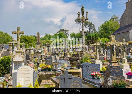 Cimetière avec de nombreuses vieilles pierres tombales dans un village français Banque D'Images