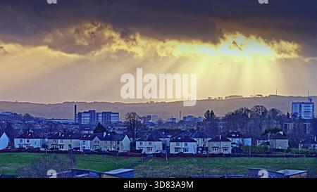 Glasgow, Écosse, Royaume-Uni. 28 novembre 2025. Météo britannique : rayons de soleil tôt le matin, rayons de Dieu ou rayons crespeculaires sur le cathkin braes i au sud de la ville. Crédit Gerard Ferry/Alamy Live News Banque D'Images