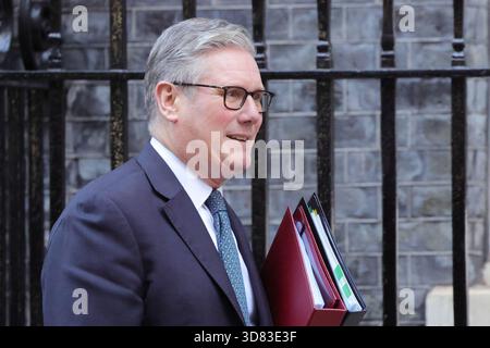 Londres, Royaume-Uni. 26 novembre 2025. Le premier ministre britannique Sir Keir Starmer quitte le 10 Downing Street pour assister aux questions hebdomadaires du premier ministre PMQ au Parlement. Banque D'Images