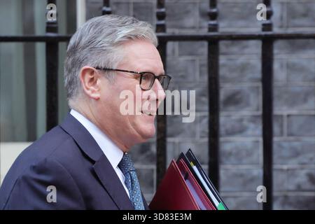 Londres, Royaume-Uni. 26 novembre 2025. Le premier ministre britannique Sir Keir Starmer quitte le 10 Downing Street pour assister aux questions hebdomadaires du premier ministre PMQ au Parlement. Banque D'Images