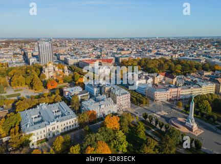 Riga, Lettonie – vue aérienne du centre-ville et de la vieille ville (Vecriga) avec son architecture historique et son paysage urbain Banque D'Images