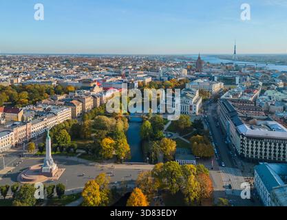 Riga, Lettonie – vue aérienne du centre-ville et de la vieille ville (Vecriga) avec son architecture historique et son paysage urbain Banque D'Images