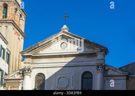 Église de façade de San Simeone Profeta ou San Simeone Grande, située à Venise, Italie. Banque D'Images