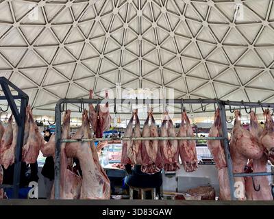 La viande bouchée est suspendue sous un toit de marché géodésique saisissant Banque D'Images
