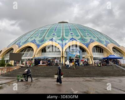 Entrée au marché de Tachkent avec toit en dôme bleu coloré Banque D'Images