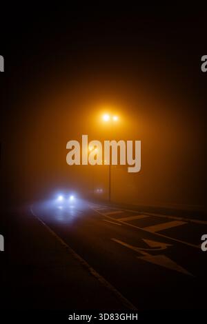 Voitures sur l'autoroute dans le brouillard Banque D'Images