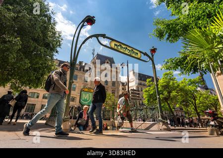 Paris France les gens émergent du métro métro station de métro Banque D'Images