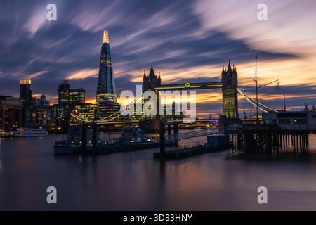Long exposition, paysage urbain illuminé de Londres avec Tower Bridge et The Shard avec un ciel ensoleillé spectaculaire Banque D'Images