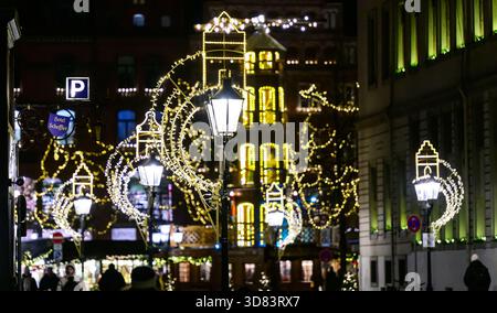 PRODUCTION - 27 novembre 2025, basse-Saxe, Lüneburg : des lumières de Noël LED peuvent être vues dans la vieille ville. L'éclairage hivernal donne vie au centre-ville en éclairant les zones centrales telles que les arbres, la place du marché et la bibliothèque municipale ainsi que les trois grandes églises de la ville. Photo : Philipp Schulze/dpa Banque D'Images