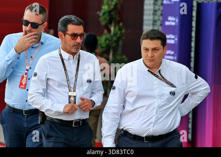 Doha, Qatar. 28 novembre 2025. (De gauche à droite) : Rui marques (POR) Directeur de course FIA avec Tim Malyon (GBR) Directeur sportif du Département monoplace FIA. Championnat du monde de formule 1 28.11.2025, Rd 23, Qatar Grand Prix, Doha, Qatar, journée de qualification Sprint. Crédit : James Moy/Alamy Live News Banque D'Images