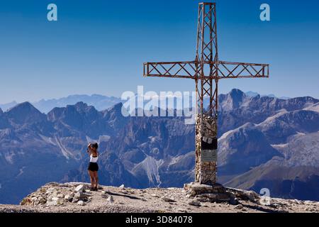 Touriste féminine, Dolomites, Italie Banque D'Images