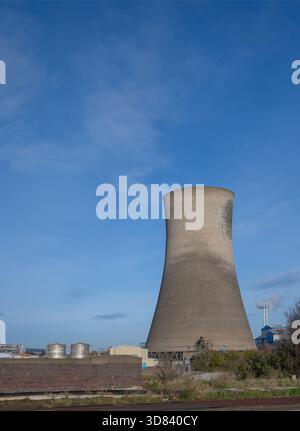 Tours de refroidissement et structures industrielles du complexe chimique de Billingham dans le nord-est de l'Angleterre, montrant l'échelle et l'atmosphère de cet indu majeur Banque D'Images
