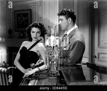 BURT LANCASTER et AVA GARDNER dans THE KILLERS d'ERNEST HEMINGWAY (1946) -titre original : THE KILLERS-, réalisé par ROBERT SIODMAK. Crédit : UNIVERSAL PICTURES / album Banque D'Images