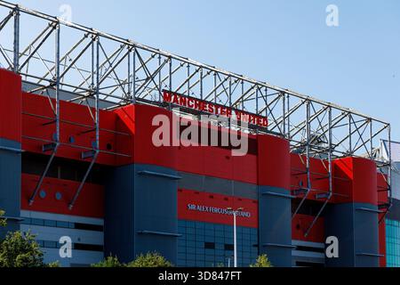 Manchester, Angleterre - 17.08.2025 : vue rapprochée du stand Sir Alex Ferguson au stade Old Trafford montrant des panneaux rouges et gris avec support structurel Banque D'Images