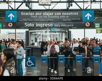 Les foules entrent dans le métro de Medellín par des tourniquets dans une station très fréquentée, mettant en valeur le transport urbain quotidien et la vie quotidienne des navetteurs en Colombie Banque D'Images