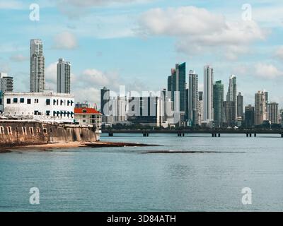 Vue sur les toits modernes de Panama City depuis Casco Viejo, surplombant le front de mer, la digue historique et les ponts côtiers Banque D'Images