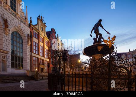 Aube à la statue de Neptune dans la vieille ville de Gdansk, Pomorskie, Pologne. Banque D'Images