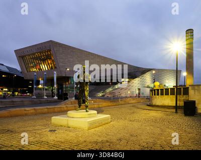 Le bâtiment du musée de Liverpool et la statue du capitaine F J Walker au crépuscule au Pier Head à Liverpool Merseyside Angleterre Banque D'Images