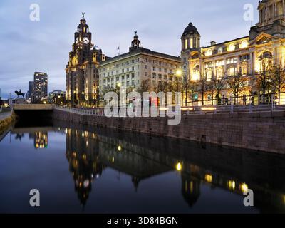 Royal Liver Building Cunard Building et Port of Liverpool Building ou The Three Graces at Dusk Pier Head Liverpool Merseyside England Banque D'Images