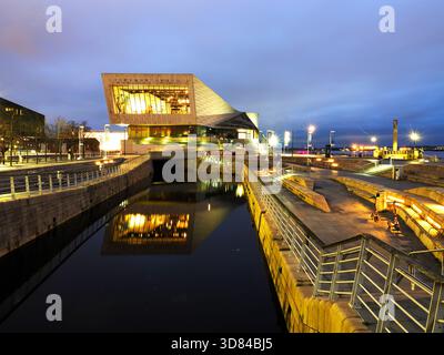 Le bâtiment du Musée de Liverpool au crépuscule au Pier Head à Liverpool Merseyside Angleterre Banque D'Images