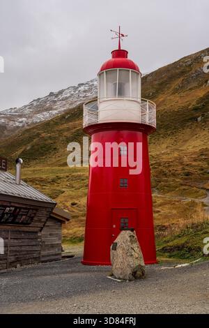Vue d'un phare à Oberalpsee près d'Andermatt en Suisse. Banque D'Images