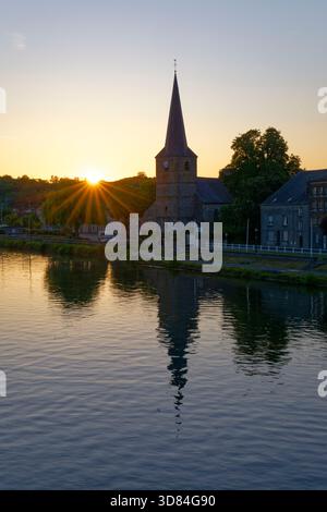 France, Ardennes, Parc naturel régional des Ardennes, Givet, vallée de la Meuse, rivière de la Meuse et église notre Dame Banque D'Images