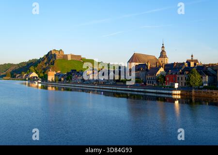 France, Ardennes, Parc naturel régional des Ardennes, Givet, vallée de la Meuse, fort de Charlemont et église Saint Hilaire Banque D'Images