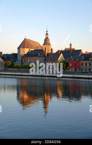 France, Ardennes, Parc naturel régional des Ardennes, Givet, vallée de la Meuse, rivière de la Meuse et église Saint Hilaire Banque D'Images
