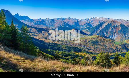 France, Savoie, Albiez-le-jeune, panorama depuis le sentier de randonnée en direction de casse Massion (alt : 2430 m), station de ski Albiez-Montrond en contrebas Banque D'Images