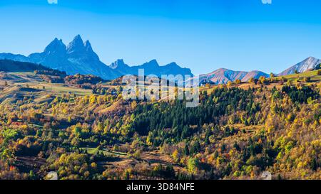 France, Savoie, aiguilles d'Arves et village d'Albiez-Montrond vu d'Albiez-le-jeune Banque D'Images