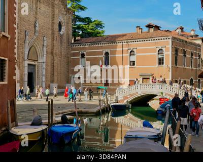Italie, Vénétie, Venise, classée au patrimoine mondial de l'UNESCO, quartier San Marco, la Basilique Santa Maria Gloriosa dei Frari (Basilica di Santa Maria Gloriosa dei Frari) et le pont de Frari sur le Rio dei Frari Banque D'Images