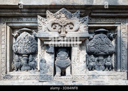 Détail de sculpture en relief en pierre de Prambanan, temple de Prambanan en Indonésie, complexe de temple hindou du IXe siècle et site du patrimoine mondial de l'UNESCO Banque D'Images
