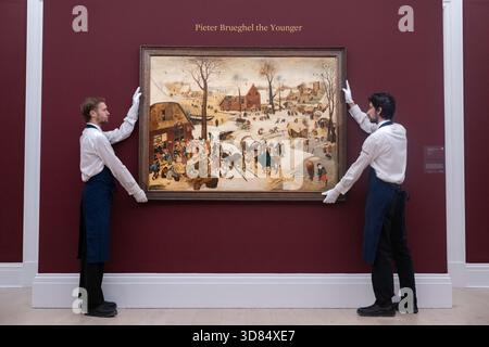 Londres, Angleterre, Royaume-Uni. 28 novembre 2025. Les membres du personnel de Sotheby's se tiennent aux côtés de Pieter Brueghel the Younger's The Census à Bethléem, estimé à 3 000 000-5 000 000 GBP, lors d'une avant-première à Sothebys à Londres le 28 novembre 2025. La peinture sera offerte dans la vente des maîtres anciens et peintures du 19ème siècle le 3 décembre. (Crédit image : © Thomas Krych/ZUMA Press Wire) USAGE ÉDITORIAL SEULEMENT ! Non destiné à UN USAGE commercial ! Banque D'Images
