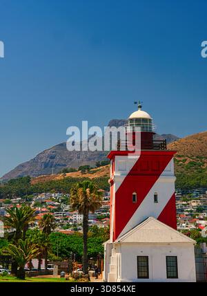 Phare de Mouille point avec Lion's Head et table Mountain, Cape Town, Afrique du Sud Banque D'Images