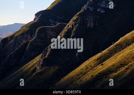 Beau coucher de soleil doré tombant sur la chaîne de montagnes dans les Andes péruviennes. Banque D'Images