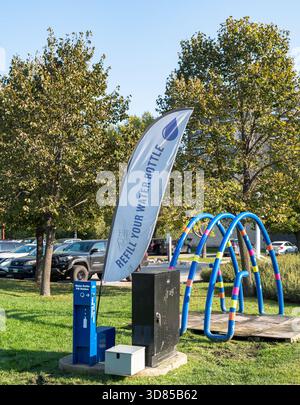 Une station publique de remplissage de bouteilles d'eau dans un parc à Winnipeg, Manitoba, Canada Banque D'Images