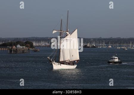 Le navire d'entraînement à voile FS BELLE POULE (A650) part de la base navale escorté par le pilote de lancement de l'Amirauté SD SOLENT SPIRIT Banque D'Images