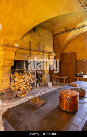 Cuisine historique avec grande cheminée et vieux poêle de cuisine, avec des casseroles traditionnelles en cuivre Banque D'Images