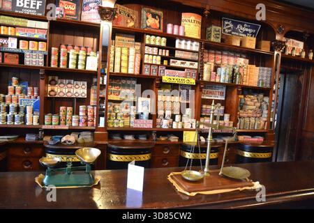 L'épicerie victorienne, St Fagans National Museum of History, Cardiff, South Wales, Royaume-Uni. Banque D'Images