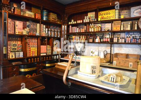 L'épicerie victorienne, St Fagans National Museum of History, Cardiff, South Wales, Royaume-Uni. Banque D'Images
